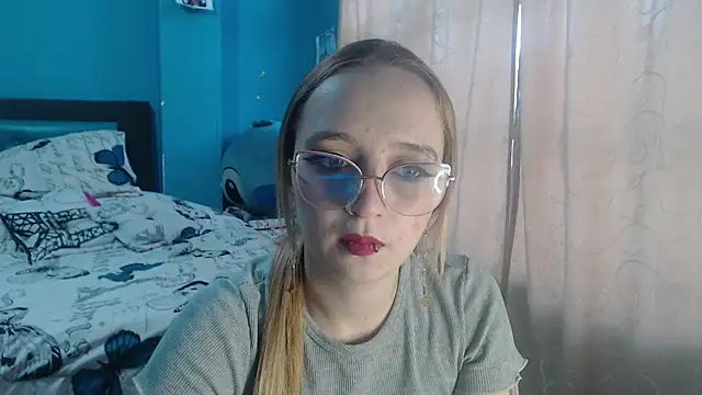 Snapshot of Liaroberts1 chatting on 02.18.25 Liaroberts1 online show from 02.18.25