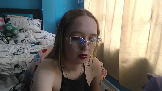 Snapshot of Liaroberts1 chatting on 02.19.25 Liaroberts1 online show from 02.19.25