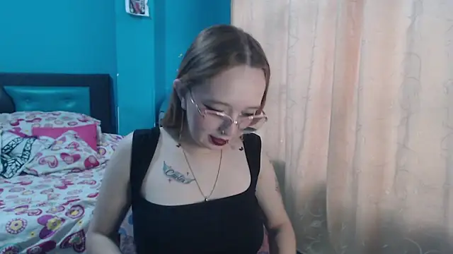 Snapshot of Liaroberts1 chatting on 02.22.25 Liaroberts1 online show from 02.22.25