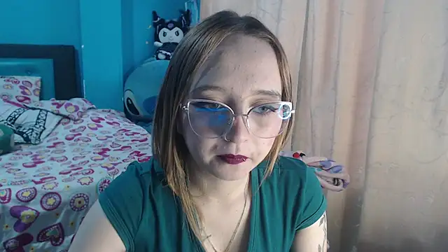 Snapshot of Liaroberts1 chatting on 03.04.25 Liaroberts1 online show from 03.04.25