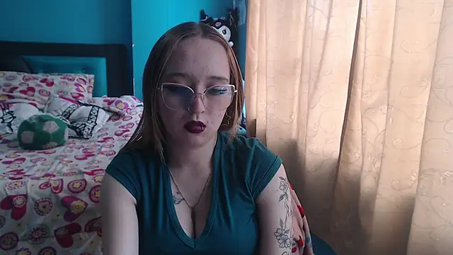 Snapshot of Liaroberts1 chatting on 03.04.25 Liaroberts1 online show from 03.04.25