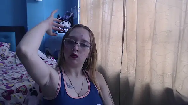 Snapshot of Liaroberts1 chatting on 03.08.25 Liaroberts1 online show from 03.08.25