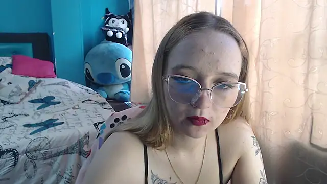 Snapshot of Liaroberts1 chatting on 03.11.25 Liaroberts1 online show from 03.11.25