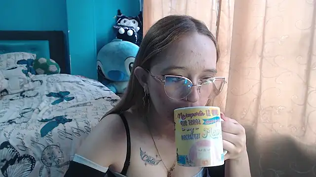 Snapshot of Liaroberts1 chatting on 03.12.25 Liaroberts1 online show from 03.12.25