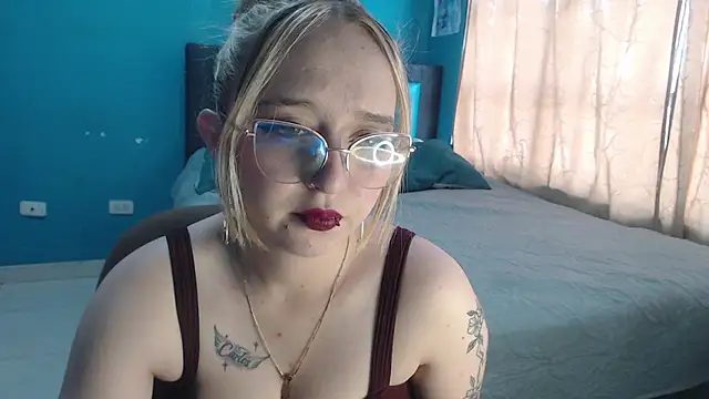 Snapshot of Liaroberts1 chatting on 09.13.25 Liaroberts1 online show from 09.13.25