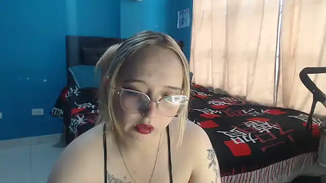 Snapshot of Liaroberts1 chatting on 09.18.25 Liaroberts1 online show from 09.18.25