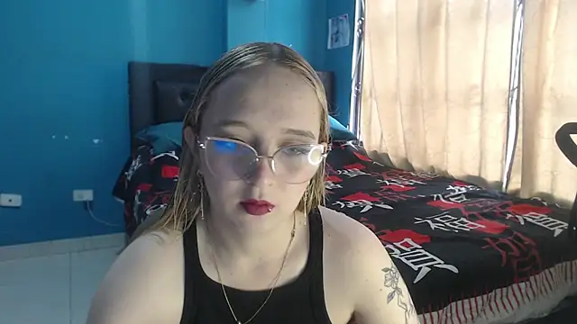 Snapshot of Liaroberts1 chatting on 09.20.25 Liaroberts1 online show from 09.20.25