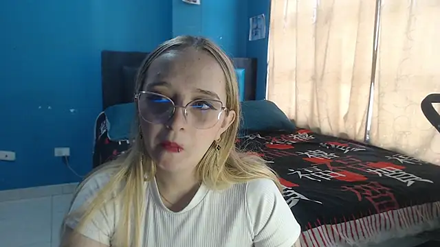 Snapshot of Liaroberts1 chatting on 10.06.25 Liaroberts1 online show from 10.06.25