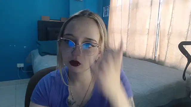 Snapshot of Liaroberts1 chatting on 10.22.25 Liaroberts1 online show from 10.22.25