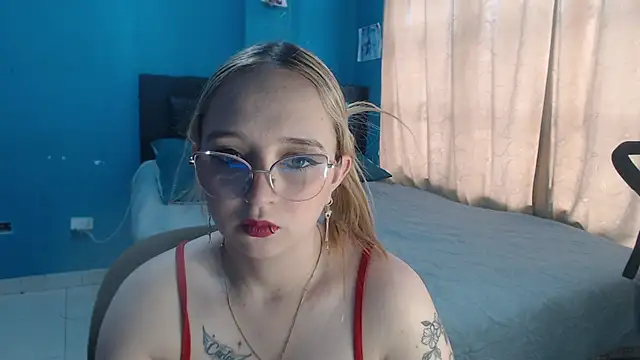 Snapshot of Liaroberts1 chatting on 10.28.25 Liaroberts1 online show from 10.28.25