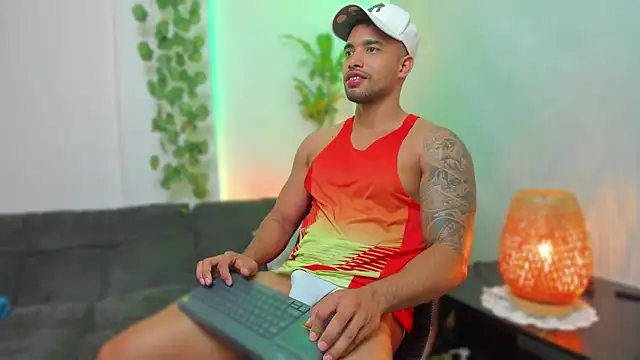 Snapshot of LincomAmith chatting on 01.04.25 LincomAmith online show from 01.04.25