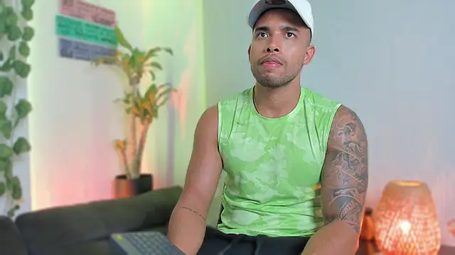 Snapshot of LincomAmith chatting on 02.26.25 LincomAmith online show from 02.26.25