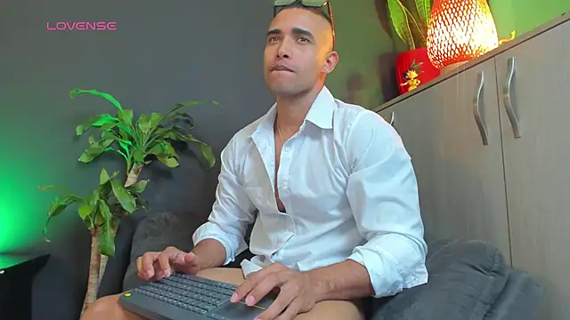 Snapshot of LincomAmith chatting on 09.27.25 LincomAmith online show from 09.27.25