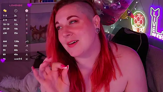 Snapshot of opalreigning chatting on 10.10.25 opalreigning online show from 10.10.25