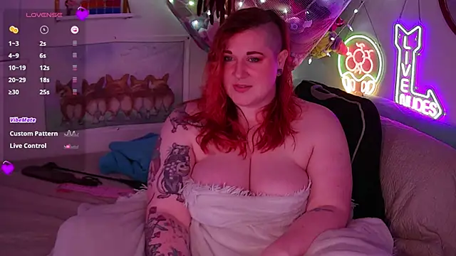 Snapshot of opalreigning chatting on 10.14.25 opalreigning online show from 10.14.25