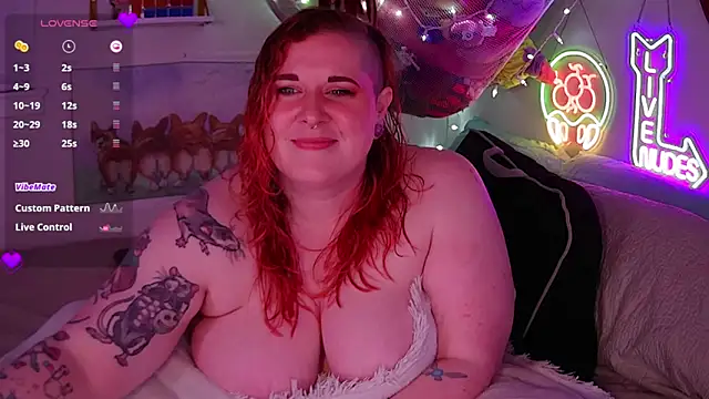 Snapshot of opalreigning chatting on 10.15.25 opalreigning online show from 10.15.25