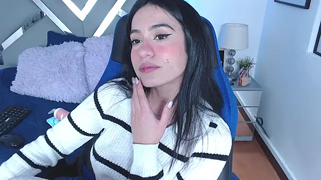 Snapshot of ZaraDames_ chatting on 12.18.24 ZaraDames online show from 12.18.24