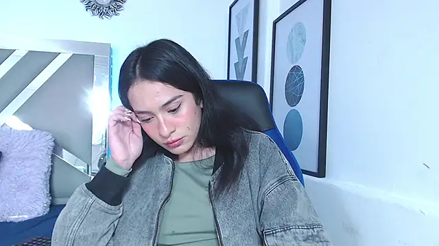 Snapshot of ZaraDames_ chatting on 12.22.24 ZaraDames online show from 12.22.24