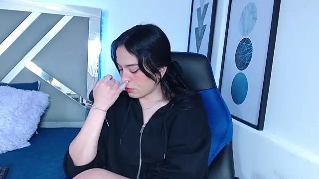Snapshot of ZaraDames_ chatting on 12.27.24 ZaraDames online show from 12.27.24