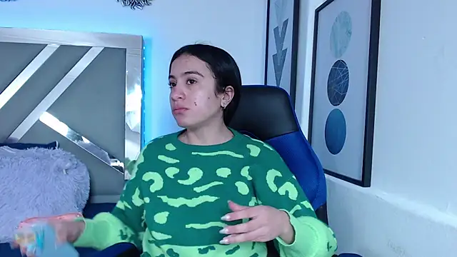 Snapshot of ZaraDames_ chatting on 12.30.24 ZaraDames online show from 12.30.24