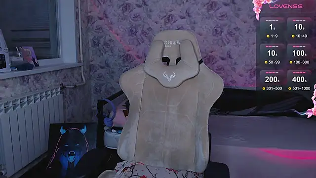 Snapshot of Estelle_Hicks chatting on 10.27.25 Estelle Hicks online show from 10.27.25