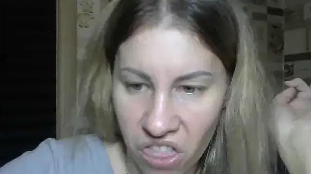 Snapshot of TherestlessKitty chatting on 10.01.25 TherestlessKitty online show from 10.01.25