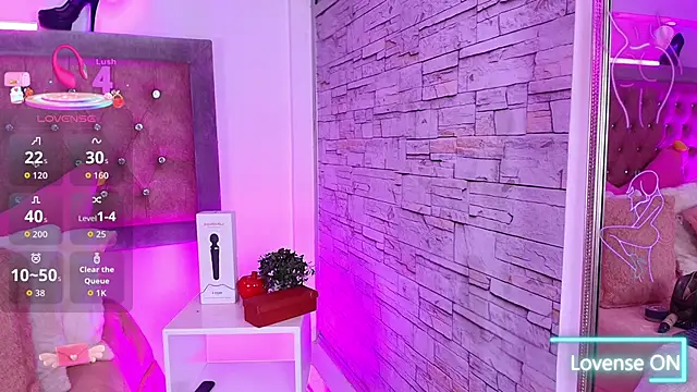 Snapshot of Tayzon_Foxxx chatting on 10.28.25 Tayzon Foxxx online show from 10.28.25