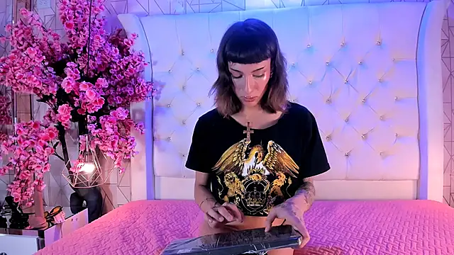 Snapshot of MadisonWood01 chatting on 11.04.25 MadisonWood01 online show from 11.04.25