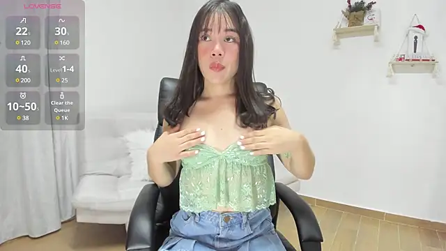 Snapshot of AprilDubois chatting on 12.23.24 AprilDubois online show from 12.23.24