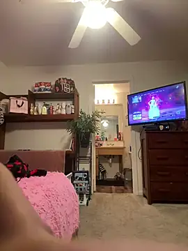 Snapshot of thatonelightskinn chatting on 12.11.24 thatonelightskinn online show from 12.11.24