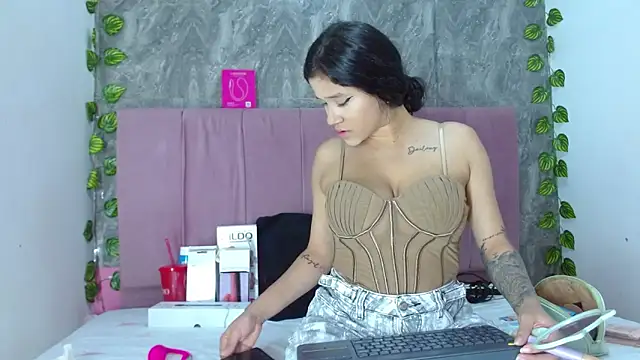 anitacorreahotcm101 online show from 04.04.26