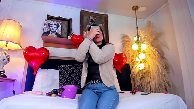 Snapshot of Alice_milf_ chatting on 01.29.25 Alice milf  online show from 01.29.25