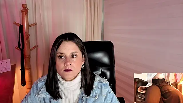 Snapshot of Alice_milf_ chatting on 10.22.25 Alice milf  online show from 10.22.25