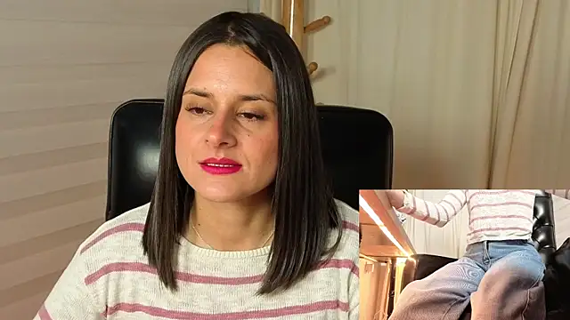 Snapshot of Alice_milf_ chatting on 10.25.25 Alice milf  online show from 10.25.25