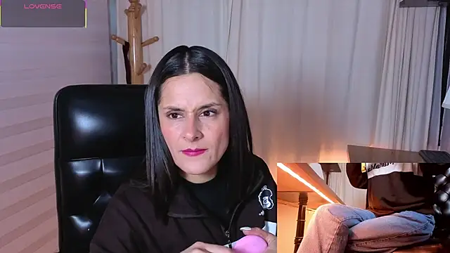 Snapshot of Alice_milf_ chatting on 10.28.25 Alice milf  online show from 10.28.25