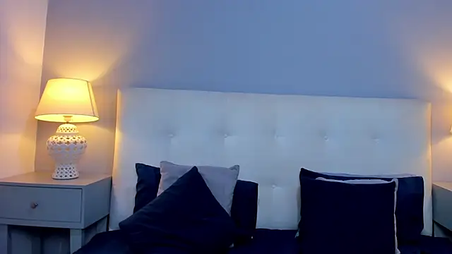 SaraaJhonsonn online show from 11.17.25