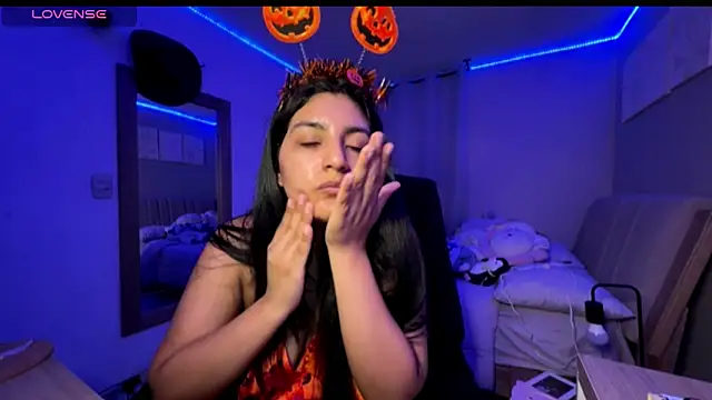 Snapshot of cloe_small chatting on 10.19.25 cloe small online show from 10.19.25