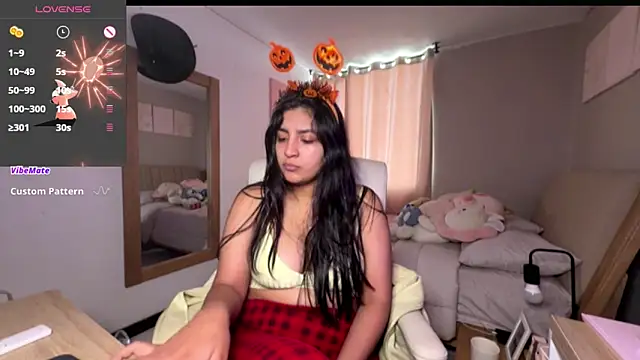 Snapshot of cloe_small chatting on 10.21.25 cloe small online show from 10.21.25