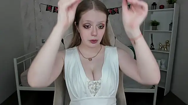 Snapshot of Polly__Cutie chatting on 10.22.25 Polly  Cutie online show from 10.22.25