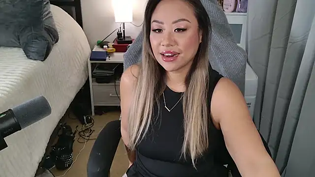 Snapshot of SpikedBella chatting on 02.02.25 SpikedBella online show from 02.02.25