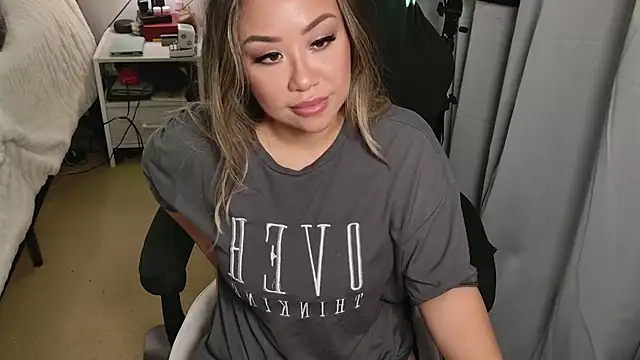 Snapshot of SpikedBella chatting on 03.20.25 SpikedBella online show from 03.20.25