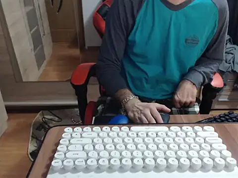 uncutguy01 online show from 10.12.25