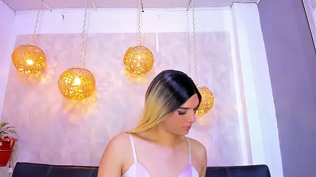 Snapshot of victoria_aleia_ chatting on 01.04.25 victoria aleia online show from 01.04.25