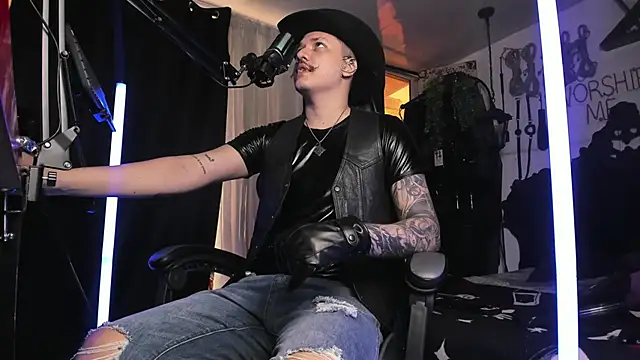 Snapshot of allanhurtss chatting on 12.27.24 allanhurtss online show from 12.27.24