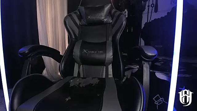 Snapshot of allanhurtss chatting on 12.31.24 allanhurtss online show from 12.31.24