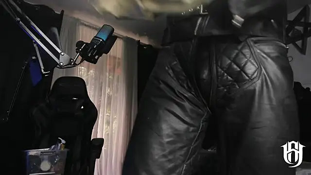 Snapshot of allanhurtss chatting on 12.31.24 allanhurtss online show from 12.31.24