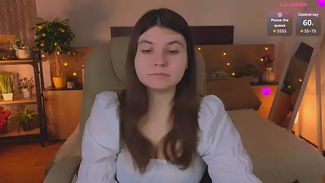 Snapshot of Viola__Shy chatting on 04.20.26 Viola Shy online show from 04.20.26