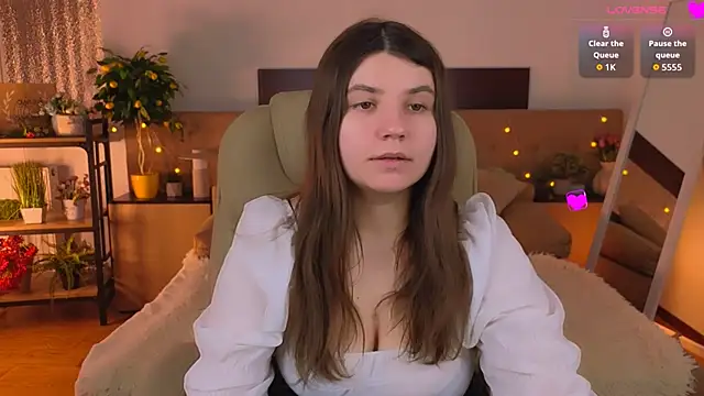 Snapshot of Viola__Shy chatting on 05.07.26 Viola Shy online show from 05.07.26