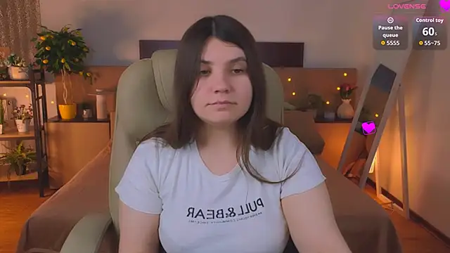 Snapshot of Viola__Shy chatting on 05.30.26 Viola Shy online show from 05.30.26