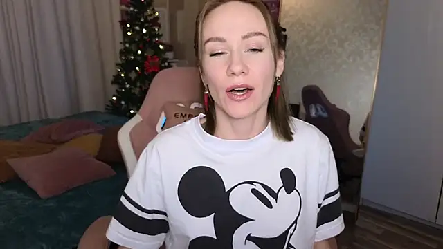 Snapshot of VeronicaRoss chatting on 12.14.24 VeronicaRoss online show from 12.14.24